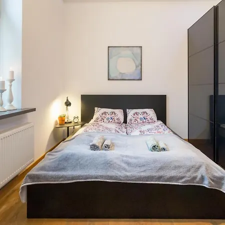 Modern, Stylish And Comfy In Trendy Jewish Quarter